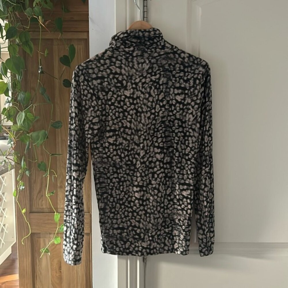 NEW MAJESTIC FILATURES deluxe  from Saks medium fitted high neck print top